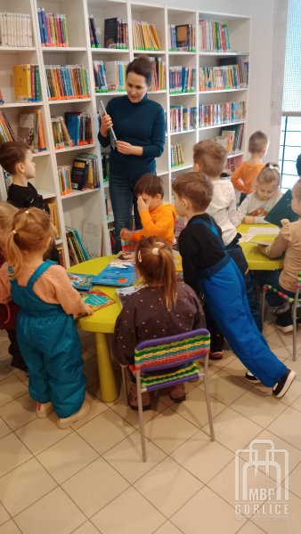 Biblioteka Gorlice, Bibliotekarka opowiada dzieciom o wypożyczalni